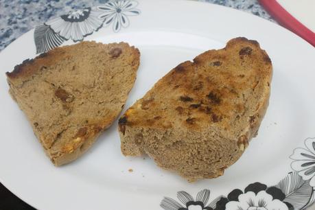 Bruschetta de tomate y albahaca en pan de pasas