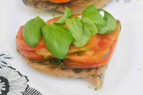 Bruschetta de tomate y albahaca en pan de pasas