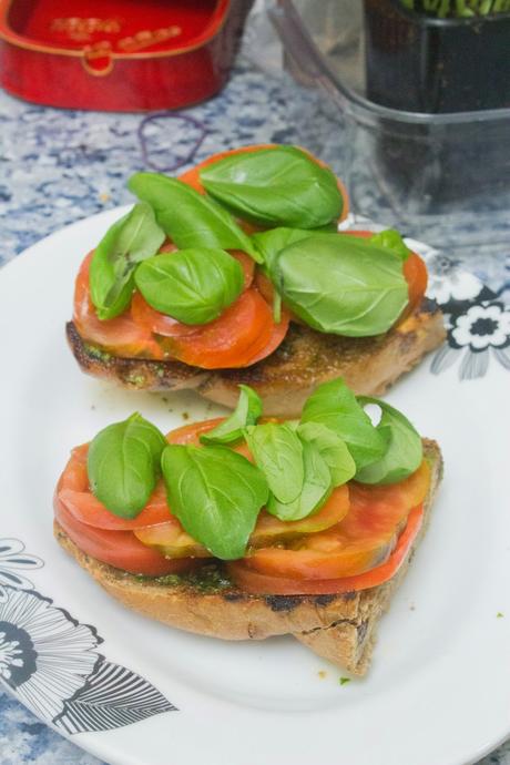 Bruschetta de tomate y albahaca en pan de pasas