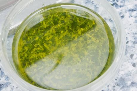 Bruschetta de tomate y albahaca en pan de pasas