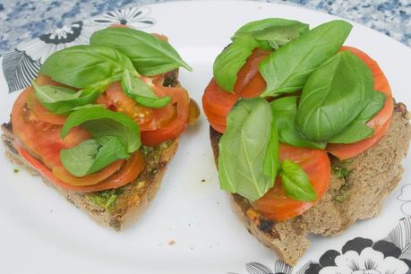 Bruschetta de tomate y albahaca en pan de pasas