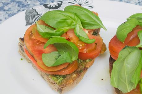 Bruschetta de tomate y albahaca en pan de pasas