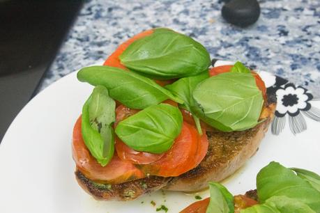 Bruschetta de tomate y albahaca en pan de pasas