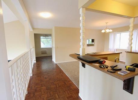 ANTES Y DESPUÉS: Una cocina con office en gris y blanco