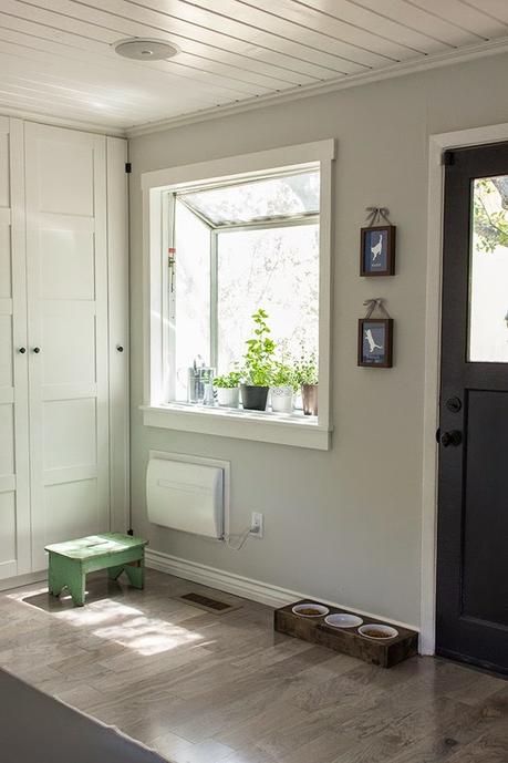 ANTES Y DESPUÉS: Una cocina con office en gris y blanco