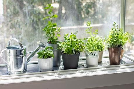 ANTES Y DESPUÉS: Una cocina con office en gris y blanco