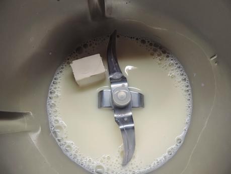 Pan integral con bebida de soja, ajo y orégano en olla programable.