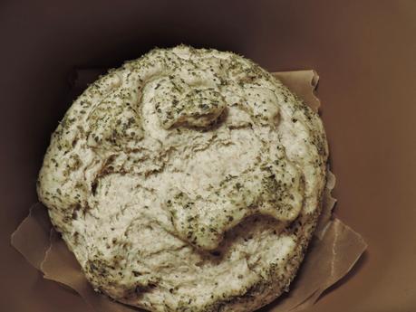 Pan integral con bebida de soja, ajo y orégano en olla programable.