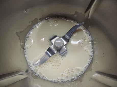 Pan integral con bebida de soja, ajo y orégano en olla programable.