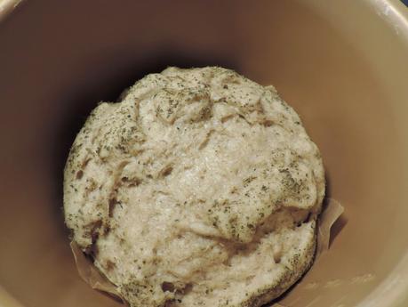 Pan integral con bebida de soja, ajo y orégano en olla programable.