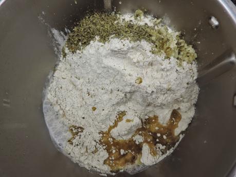 Pan integral con bebida de soja, ajo y orégano en olla programable.