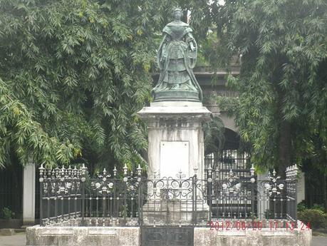 Isabel II de España File:Isabella II of Spain in Intramuros, Manila.jpg