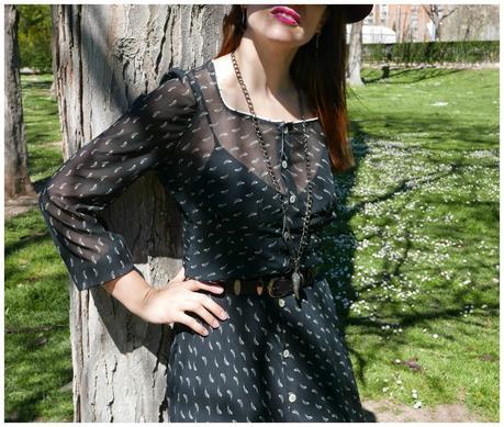 Detalles del vestido cowgirl Vivos en contraste en el escote cuadrado