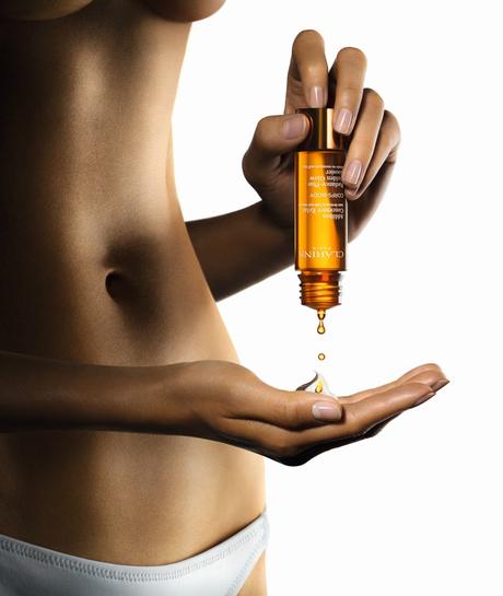 CLARINS presenta su autobronceador a medida para el cuerpo