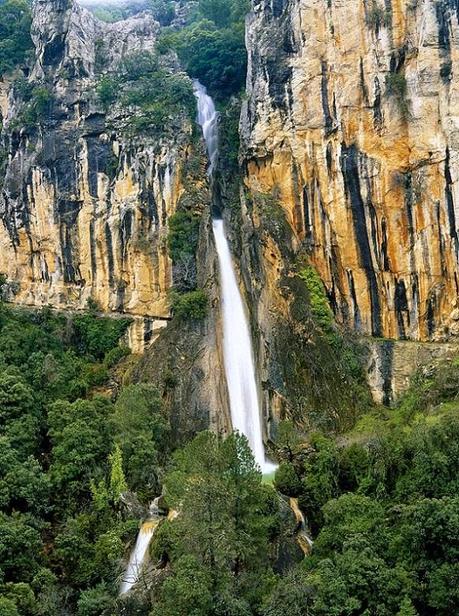 ABRIL: DEDICADO A MARÍA AGRA-FAGÚNDEZ