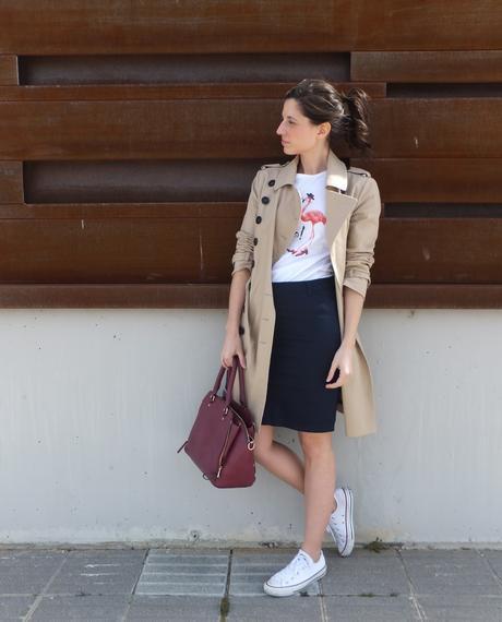 Look con zapatillas Converse blancas y falda azul - Paperblog