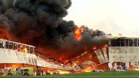 Llamas abrazan edificio General Electric en EEUU.