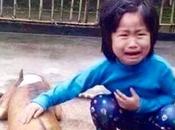 Niña descubre perro muerto puesto comida