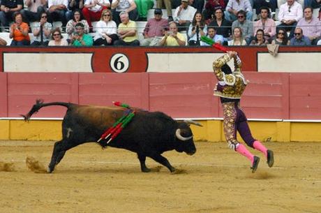 PADILLA Y CASTELLA TIRAN DE OFICIO Y SALEN A HOMBROS EN CABRA