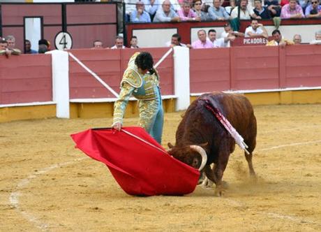 PADILLA Y CASTELLA TIRAN DE OFICIO Y SALEN A HOMBROS EN CABRA