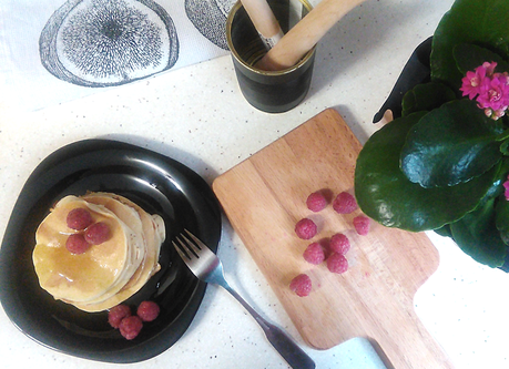 Tortitas americanas o Pancakes con miel y frambuesas