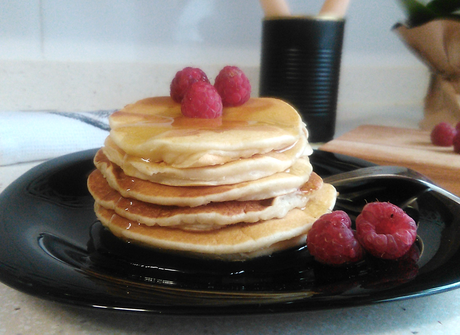 Tortitas americanas o Pancakes con miel y frambuesas