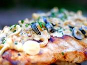 Pechuga pavo queso roquefort aceitunas negras.