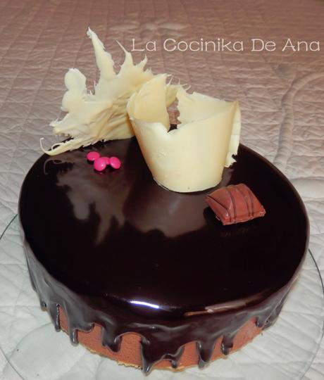 Tarta mousse de chocolate con glaseado brillante