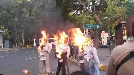 Así quemaron a los judas los vecinos del Paraíso.  Por: @SOSPARAISOCCS