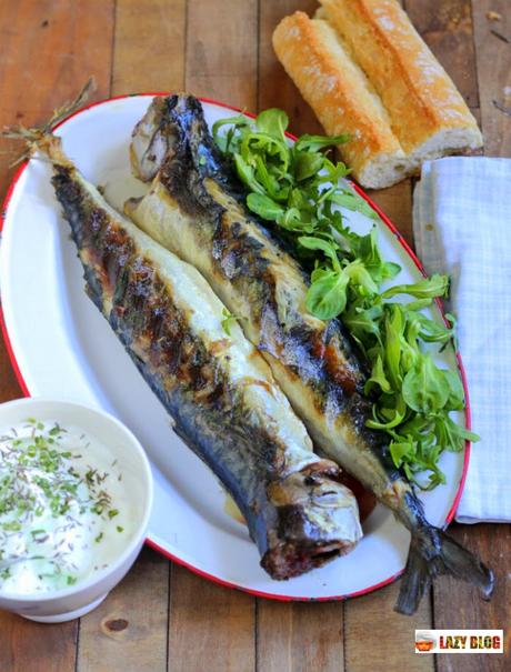 Receta de caballa a la barbacoa con ensalada de canónigos y salsa tártara de yogur y aromáticas