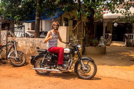 Soy feliz con mi Royal Enfield, en Goa