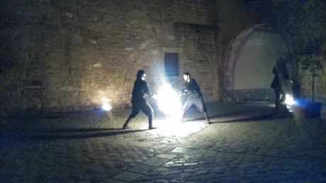 Now I am free, dijeron los muertos (III) Lucha de antorchas en el patio de armas del castillo. ¿Conseguirán escapar nuestros amigos?