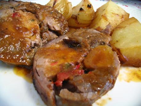 ROLLO DE CERDO RELLENO DE CIRUELAS PASAS, PIMIENTO ROJO Y OREJONES CON SALSA DE NARANJA