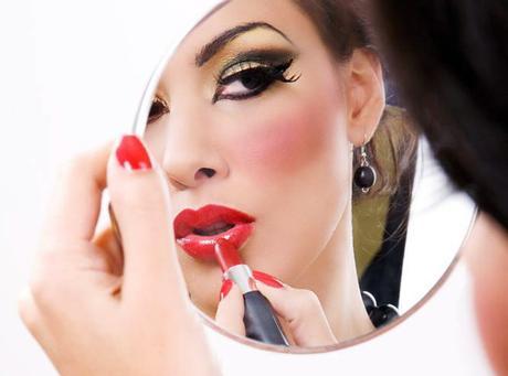 CÓMO LOGRAR QUE TU PINTALABIOS DURE MÁS TIEMPO EN TUS LABIOS LRG Magazine - Como lograr que tu pintalabios dure más tiempo - 1