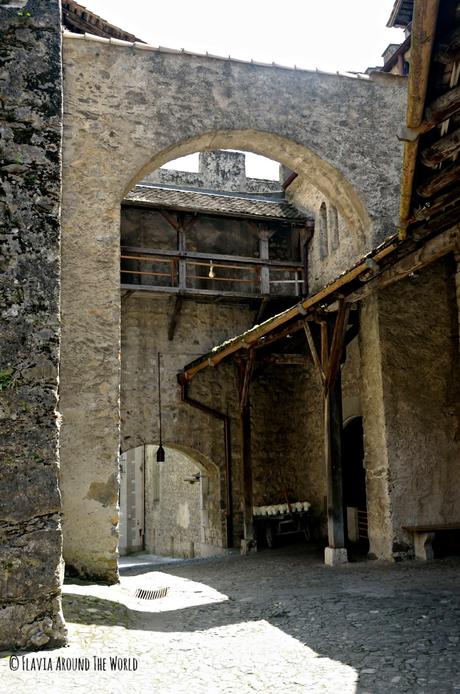 Patio del castillo de Chillon, Suiza