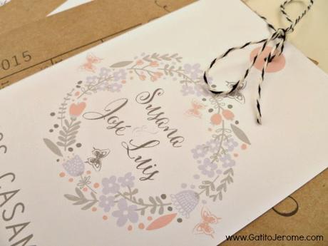 Papel blanco sobre papel kraft con baker twine