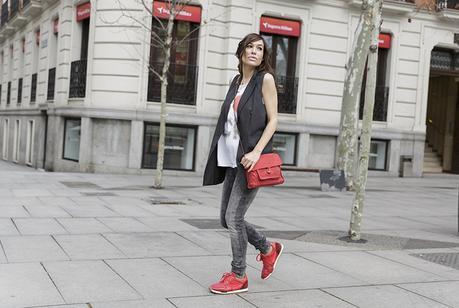 street style barbara crespo red rock hakei black vest puerta alcala madrid fashion blogger outfit blog de moda