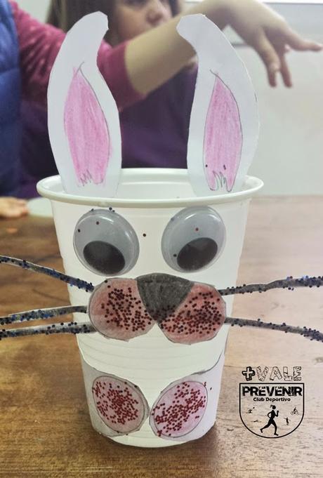 diy conejo con vaso de plástico