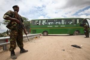 Un soldado custodia un autobús tras la matanza en la Universidad de Garissa (Daniel Irungu)