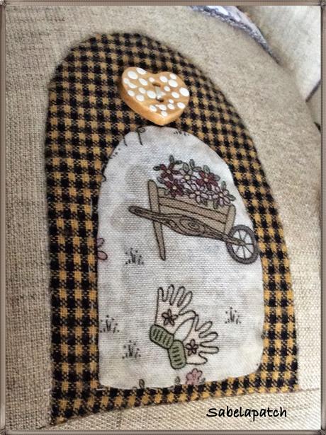 Casita sujeta-puertas, alfiletero