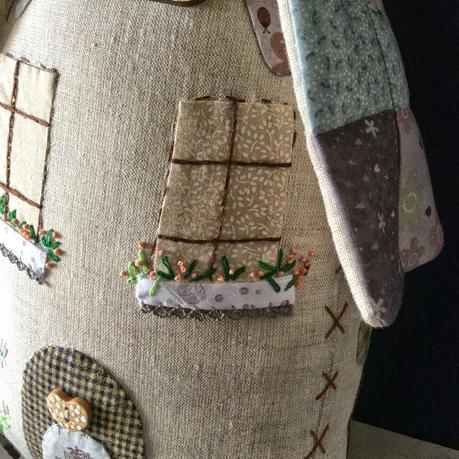 Casita sujeta-puertas, alfiletero