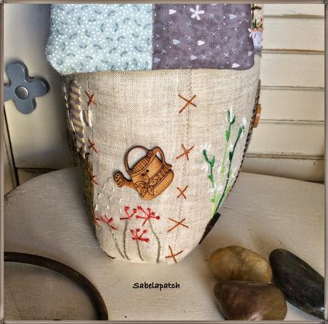 Casita sujeta-puertas, alfiletero