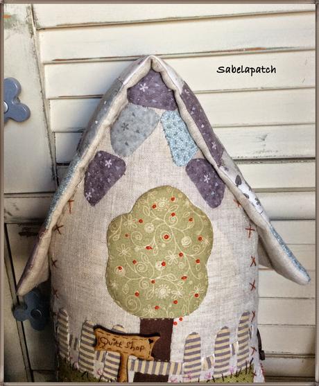 Casita sujeta-puertas, alfiletero