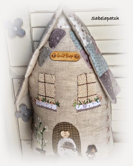 Casita sujeta-puertas, alfiletero