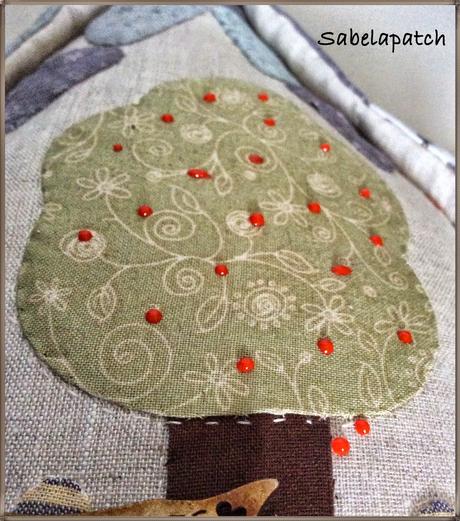 Casita sujeta-puertas, alfiletero