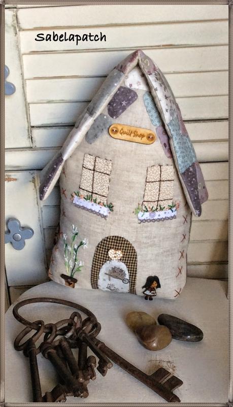 Casita sujeta-puertas, alfiletero