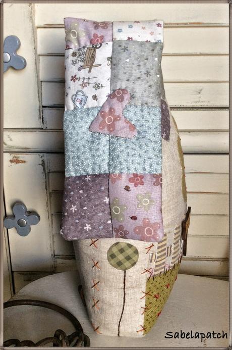 Casita sujeta-puertas, alfiletero