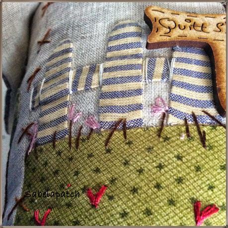 Casita sujeta-puertas, alfiletero