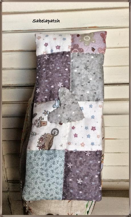 Casita sujeta-puertas, alfiletero