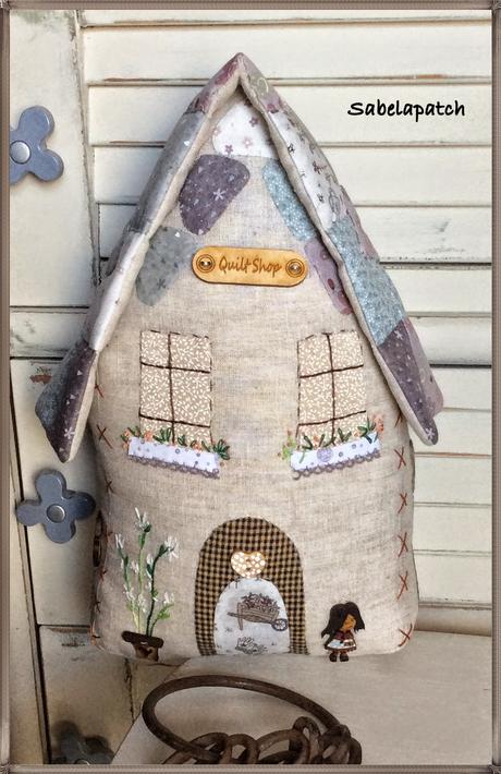 Casita sujeta-puertas, alfiletero